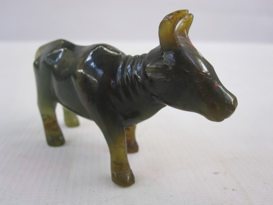 Green jade ox, 5.3cm high x 9.5cm long - Image 2 of 2