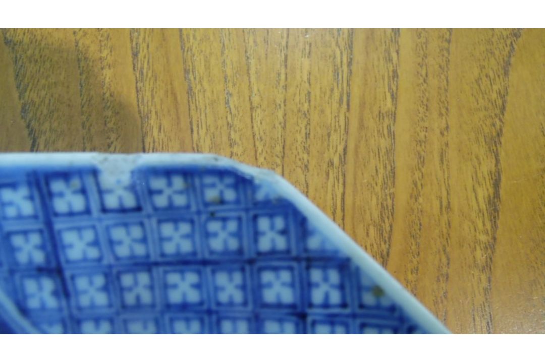 Chinese porcelain shallow dish, oblong with canted corners, willow and lotus design in blue and with - Image 9 of 10
