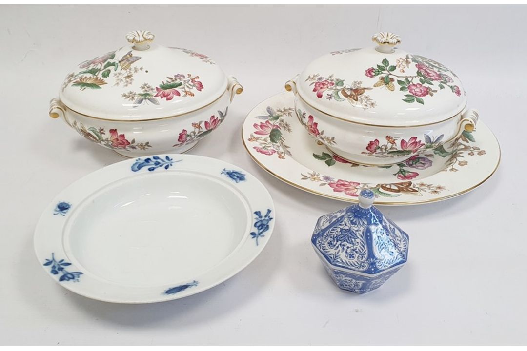 Pair Wedgwood porcelain tureens and covers with matching oval meat dish 'Charnwood' pattern, small - Image 1 of 5