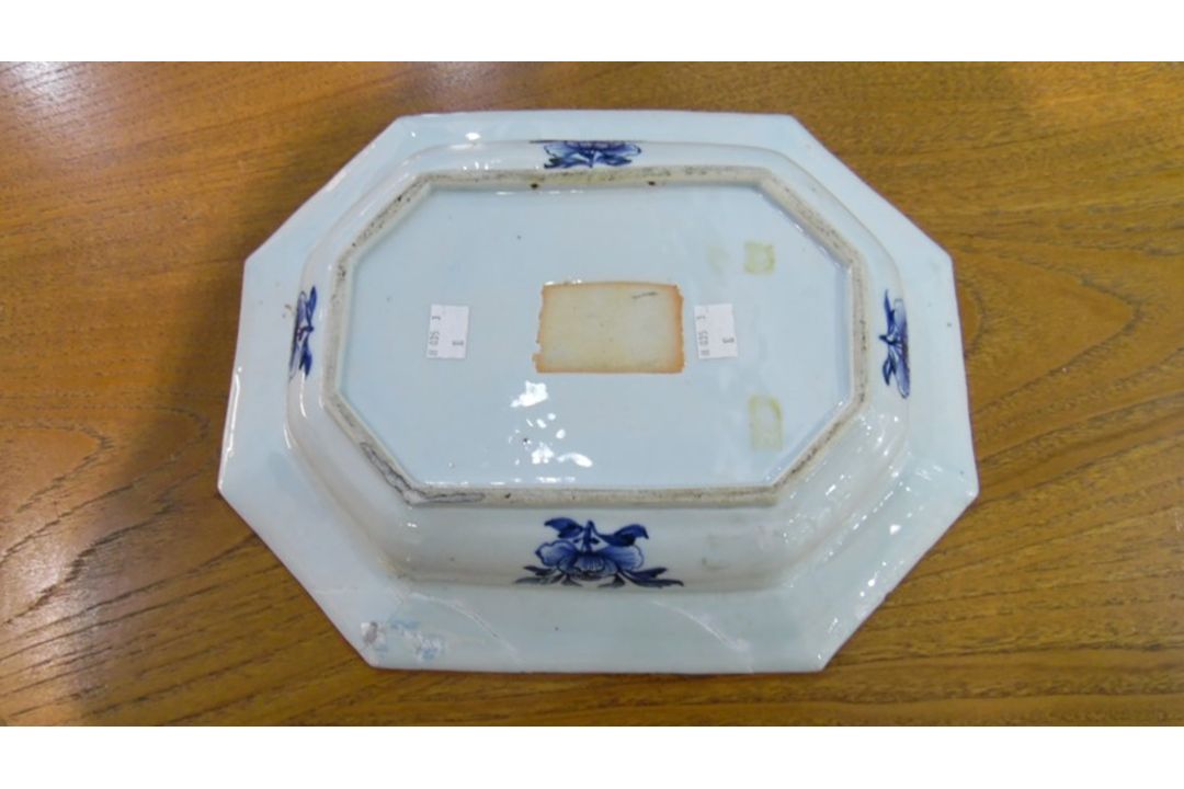 Chinese porcelain shallow dish, oblong with canted corners, willow and lotus design in blue and with - Image 5 of 10