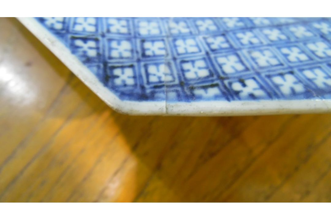 Chinese porcelain shallow dish, oblong with canted corners, willow and lotus design in blue and with - Image 10 of 10