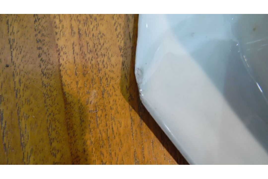 Chinese porcelain shallow dish, oblong with canted corners, willow and lotus design in blue and with - Image 6 of 10