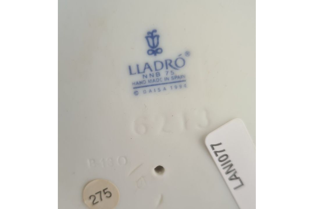Lladro ceramic figure of a Mexican girl, 18cm high, Lladro porcelain figure of a woman with shawl - Image 4 of 4