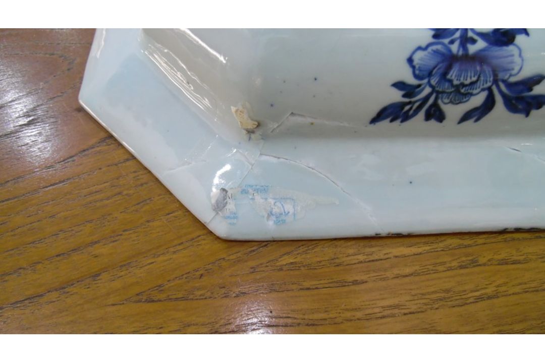 Chinese porcelain shallow dish, oblong with canted corners, willow and lotus design in blue and with - Image 3 of 10