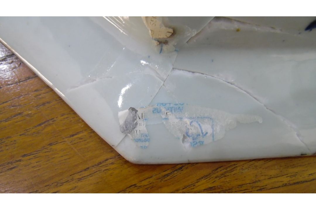 Chinese porcelain shallow dish, oblong with canted corners, willow and lotus design in blue and with - Image 4 of 10
