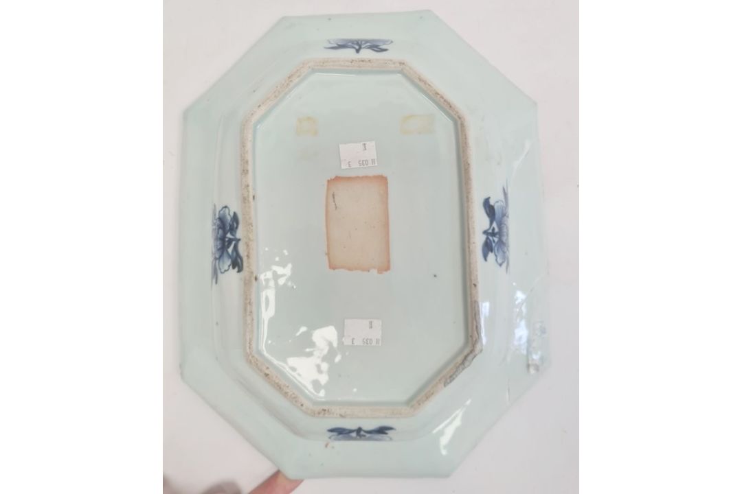 Chinese porcelain shallow dish, oblong with canted corners, willow and lotus design in blue and with - Image 2 of 10