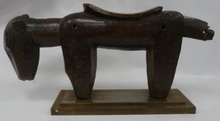 20th century Senufo carved wooden stool in the form of a dog, 34cm high, on rectangular metal
