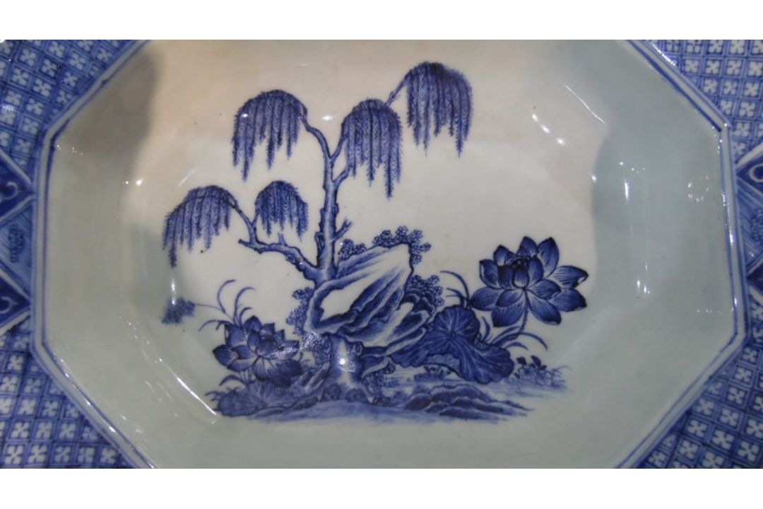 Chinese porcelain shallow dish, oblong with canted corners, willow and lotus design in blue and with - Image 8 of 10