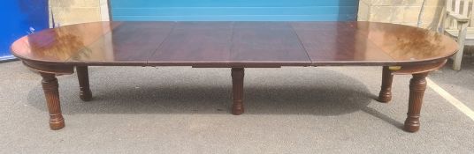 Early 20th century mahogany extending dining table, circular, with four extending leaves,