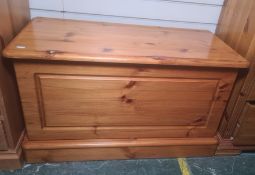 20th century pine blanket box on plinth base, 92.5cm x 54cm Condition Report(Pictures uploaded)