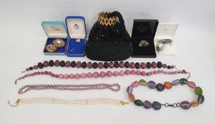 Quantity costume jewellery including brooches, necklaces, etc