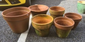 Six terracotta plant pots of various sizes, largest 47cm diameter (6)