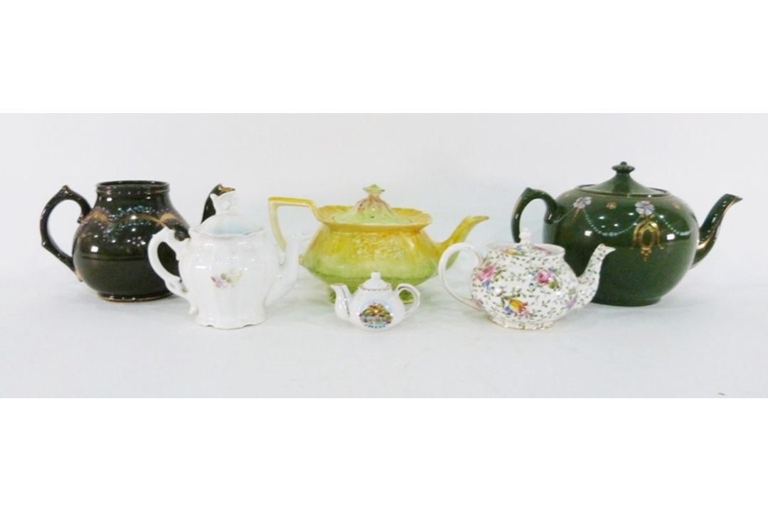 Collection of teapots to include two green decorated Bargeware-style teapots, a Carltonware-style - Image 2 of 9