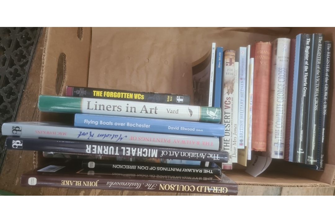 Militaria, two boxes of books on the subject of war, mainly concerning WWII, to include David - Image 5 of 6