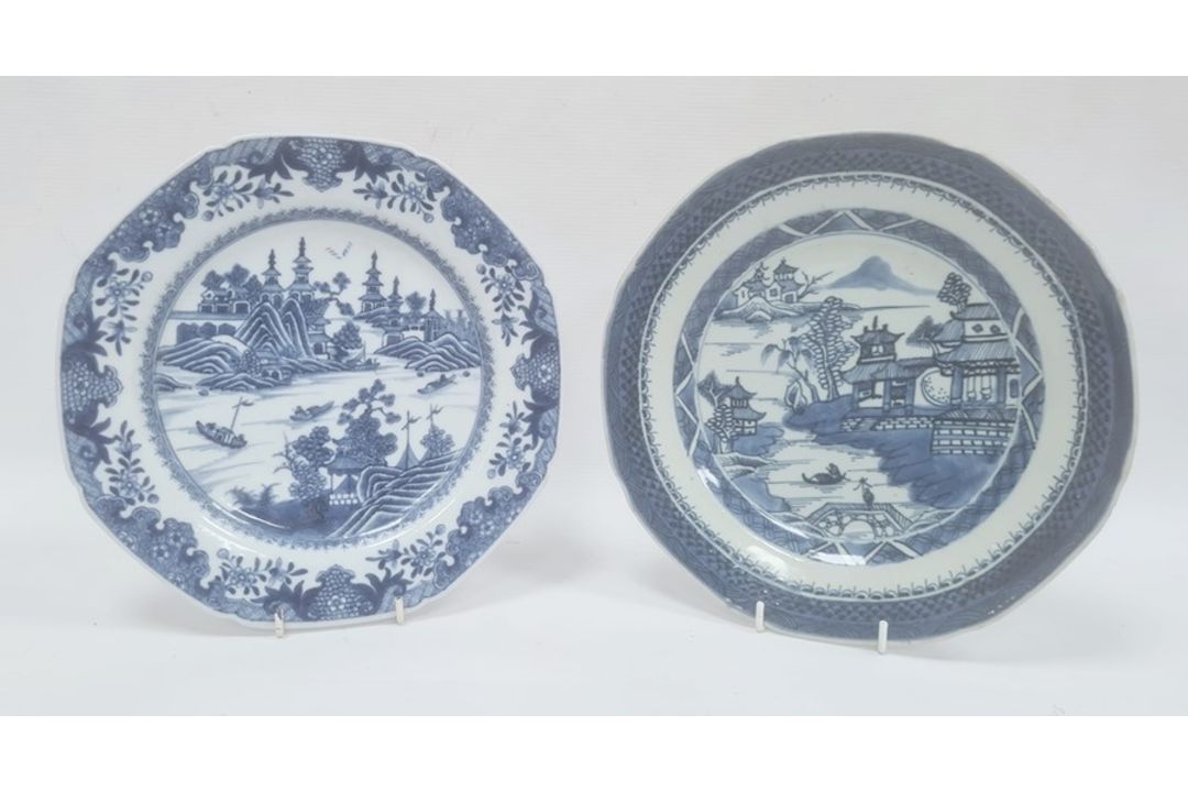 Two Chinese export blue and white octagonal plates, 18th century, printed and painted with figures - Image 1 of 2