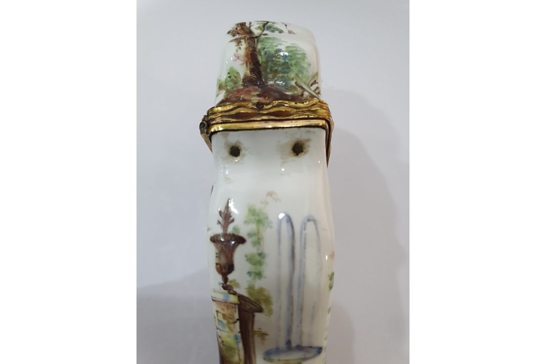 18th century French enamel etui of shaped form decorated with musicians in a garden setting, with - Image 15 of 25