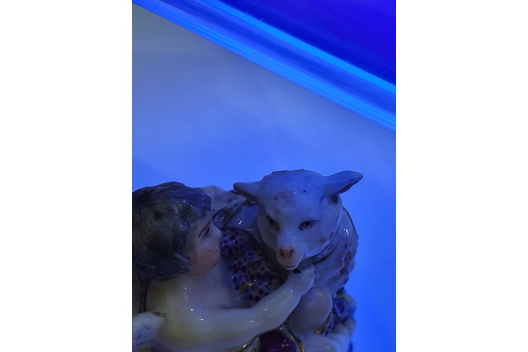 19th century French porcelain figural bonbonniere in Chelsea style modelled with cupid and a - Image 19 of 19