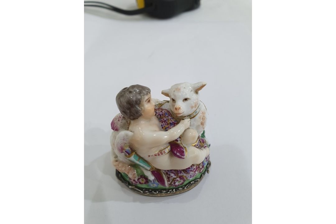 19th century French porcelain figural bonbonniere in Chelsea style modelled with cupid and a - Image 5 of 19