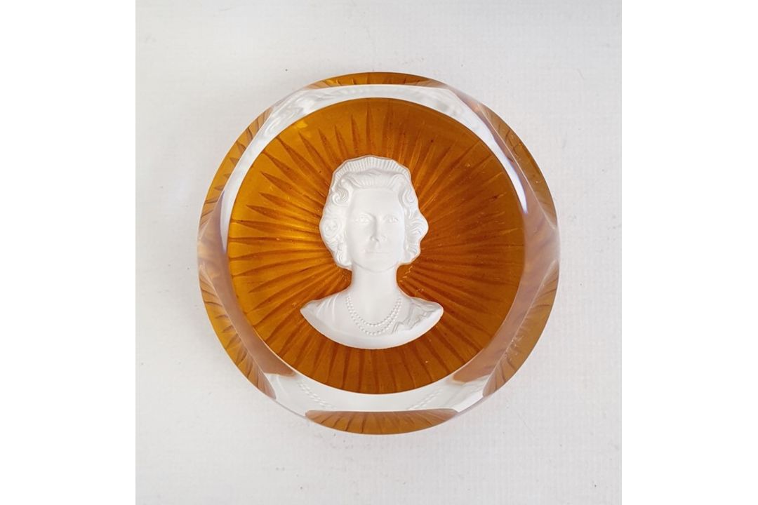 Group of four Baccarat "The Royal Cameos in Crystal" to include Queen Elizabeth II, Prince - Image 2 of 4