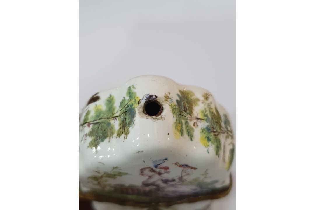 18th century French enamel etui of shaped form decorated with musicians in a garden setting, with - Image 9 of 25