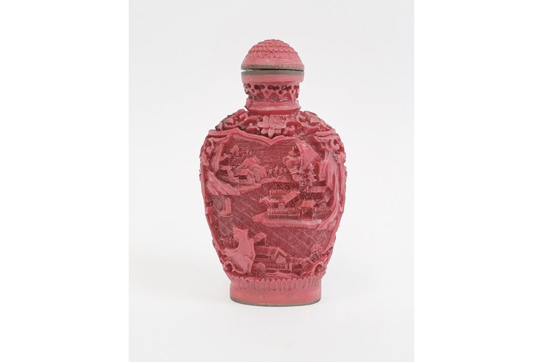 Chinese carved cinnabar lacquer snuff bottle, lakeside landscape decoration, Qianlong mark to - Image 1 of 2