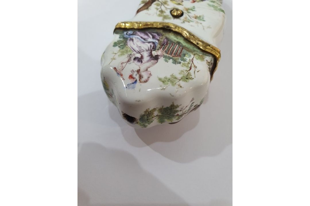 18th century French enamel etui of shaped form decorated with musicians in a garden setting, with - Image 14 of 25