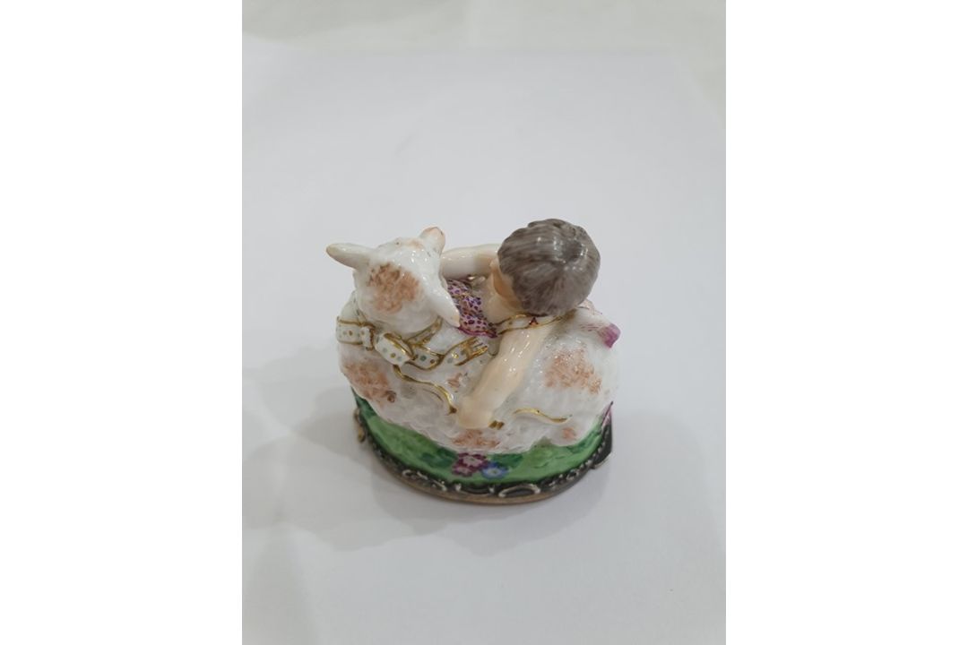 19th century French porcelain figural bonbonniere in Chelsea style modelled with cupid and a - Image 7 of 19