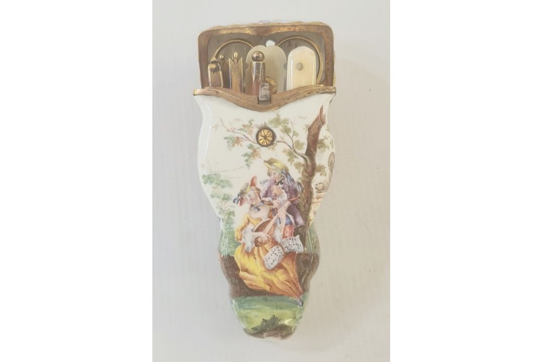 18th century French enamel etui of shaped form decorated with musicians in a garden setting, with - Image 1 of 25