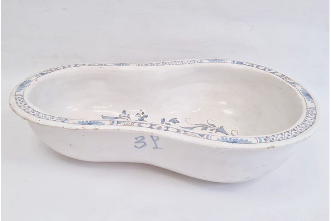 Nineteenth century tin-glazed earthenware bidet bowl in blue and white with floral scrolling - Image 3 of 4