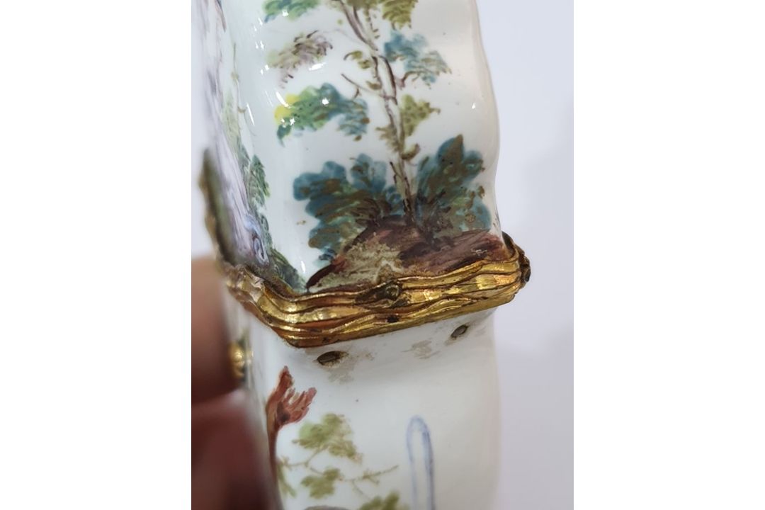 18th century French enamel etui of shaped form decorated with musicians in a garden setting, with - Image 17 of 25