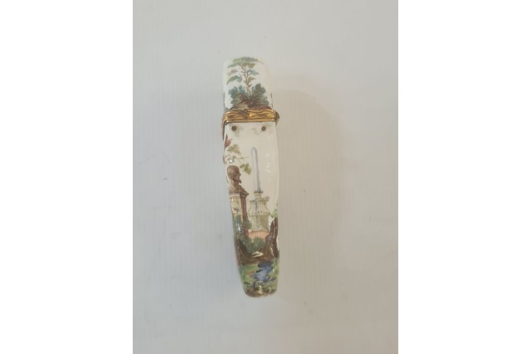 18th century French enamel etui of shaped form decorated with musicians in a garden setting, with - Image 6 of 25