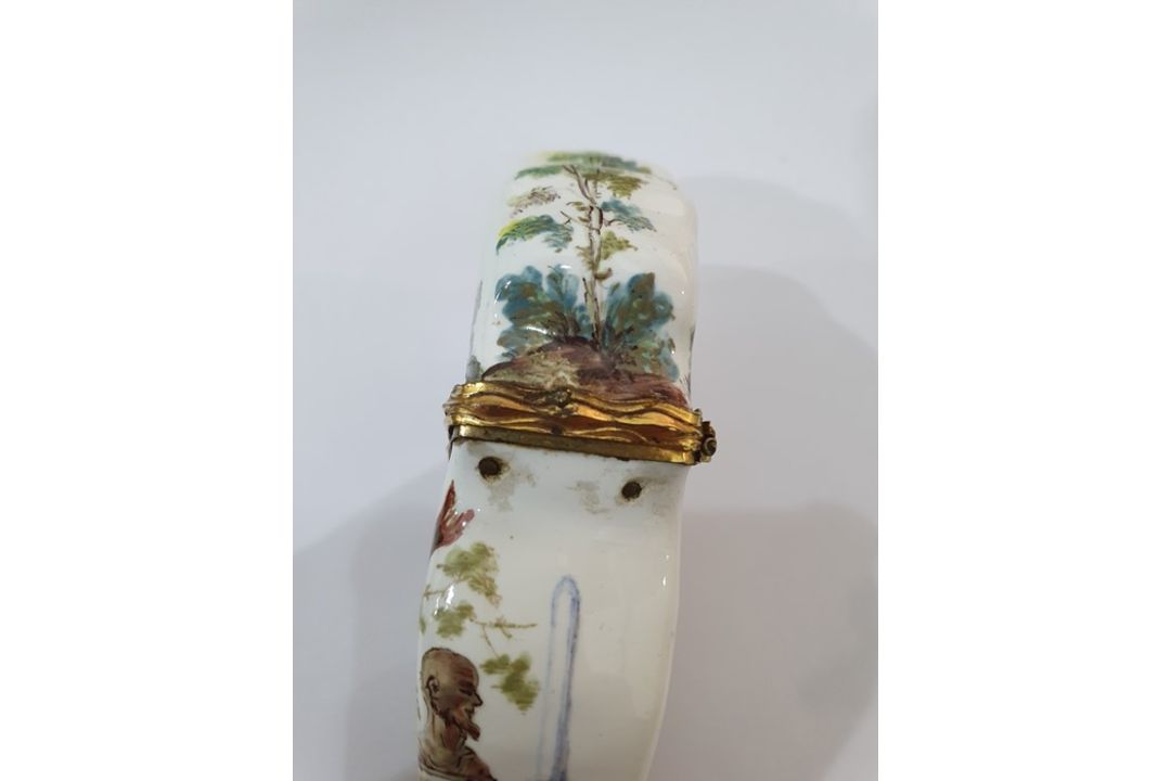 18th century French enamel etui of shaped form decorated with musicians in a garden setting, with - Image 8 of 25