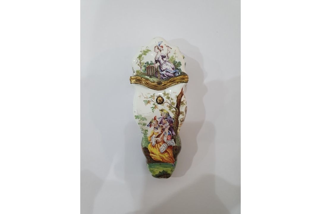 18th century French enamel etui of shaped form decorated with musicians in a garden setting, with - Image 12 of 25