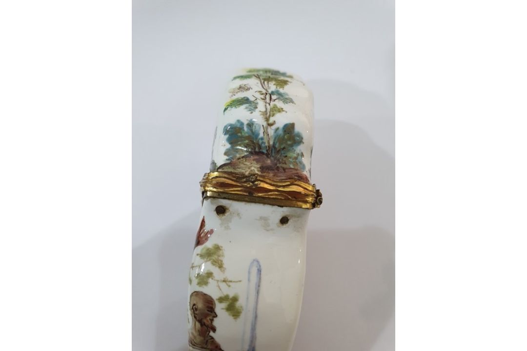 18th century French enamel etui of shaped form decorated with musicians in a garden setting, with - Image 16 of 25