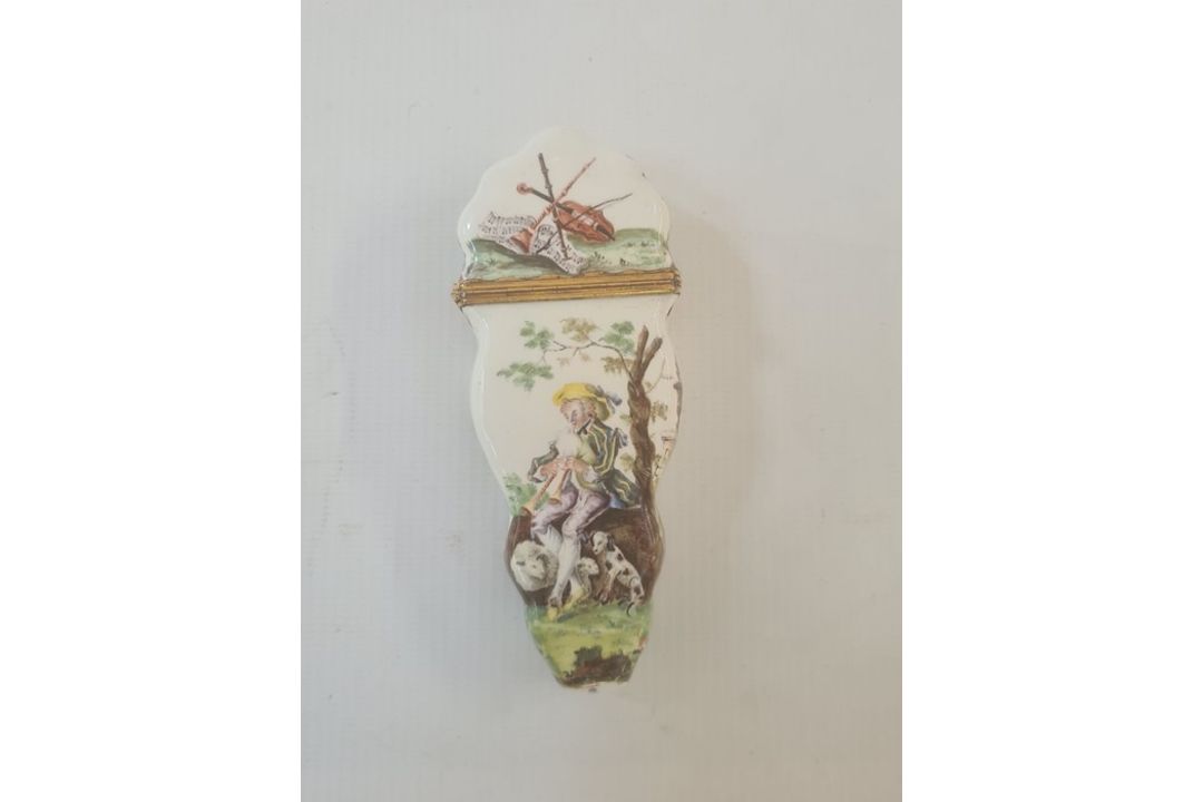 18th century French enamel etui of shaped form decorated with musicians in a garden setting, with - Image 4 of 25