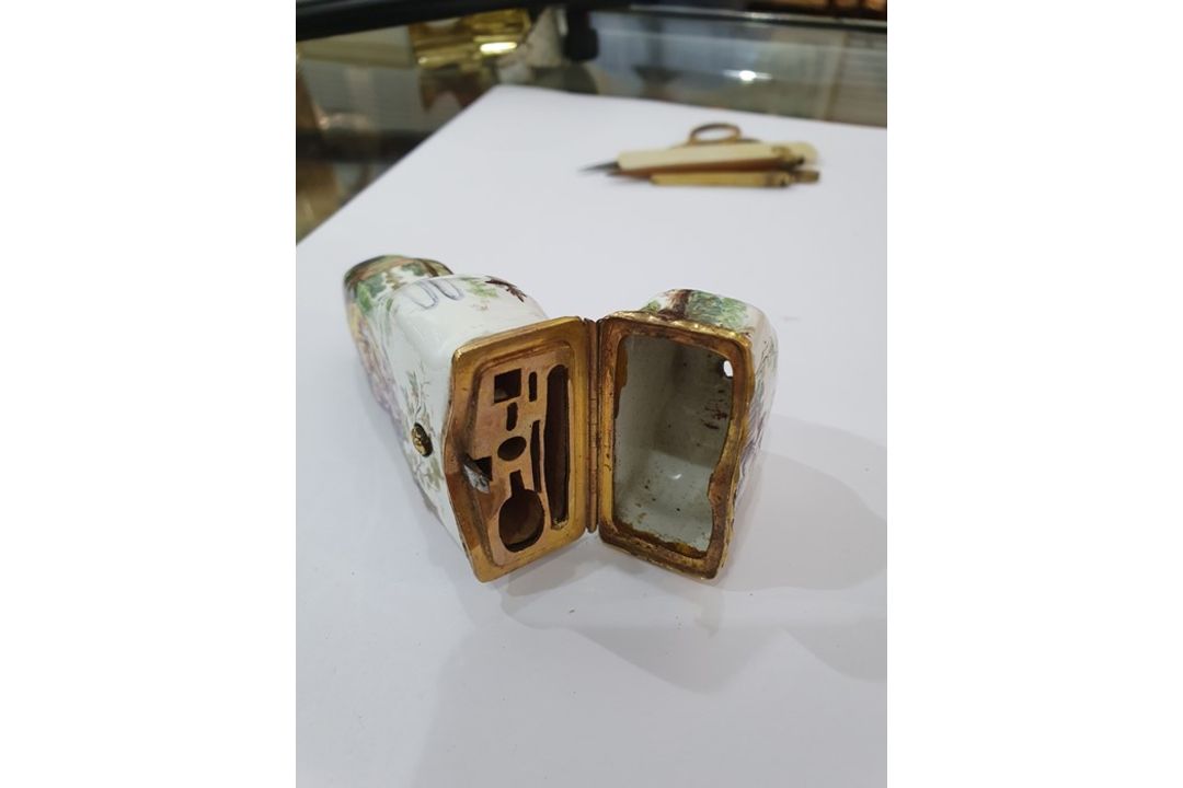 18th century French enamel etui of shaped form decorated with musicians in a garden setting, with - Image 22 of 25