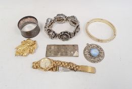 Quantity of assorted costume jewellery including gilt metal chains, brooches, pendants, etc
