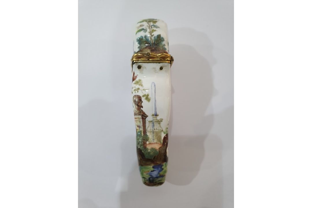 18th century French enamel etui of shaped form decorated with musicians in a garden setting, with - Image 7 of 25