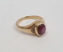 9ct gold ring set with a star ruby cabochon, finger size T 1/2, approx 6.1g