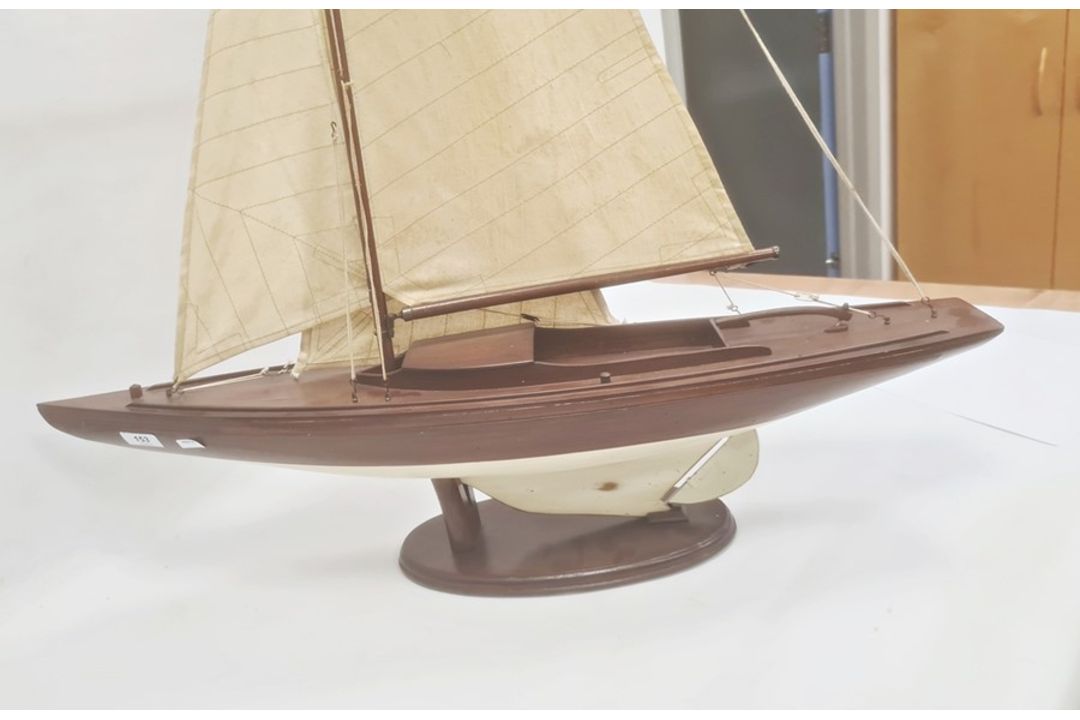 Varnished and painted wood model yacht with canvas sails and the associated wooden stand, 102cm high - Image 2 of 4
