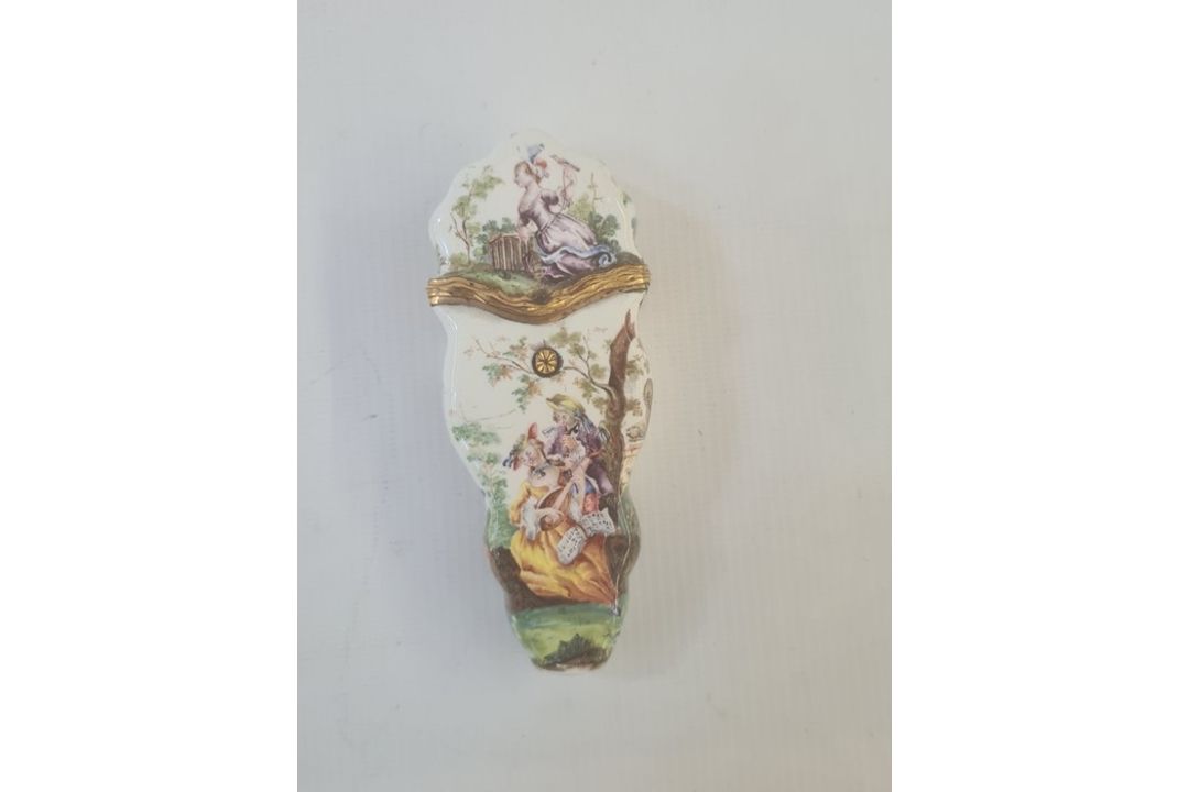 18th century French enamel etui of shaped form decorated with musicians in a garden setting, with - Image 3 of 25