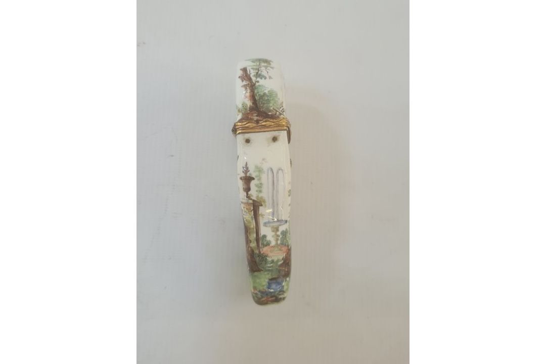 18th century French enamel etui of shaped form decorated with musicians in a garden setting, with - Image 5 of 25