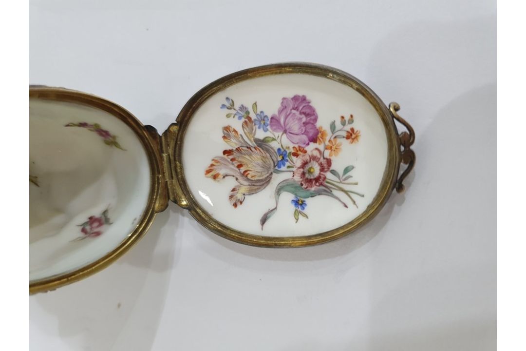 19th century French porcelain figural bonbonniere in Chelsea style modelled with cupid and a - Image 15 of 19