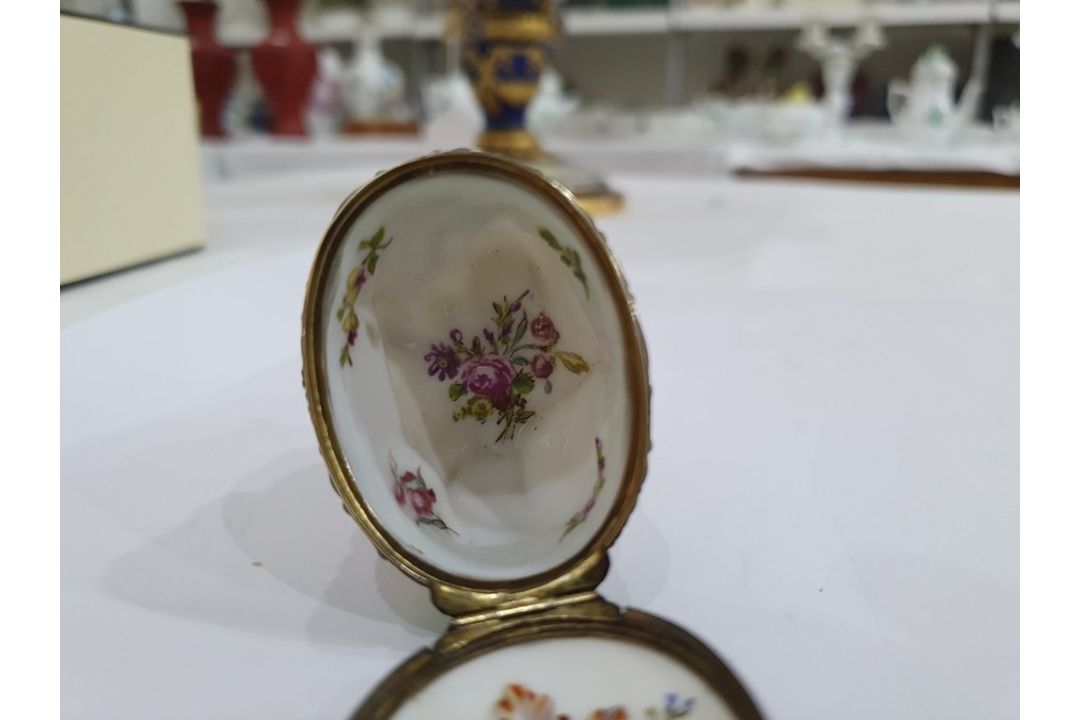 19th century French porcelain figural bonbonniere in Chelsea style modelled with cupid and a - Image 16 of 19