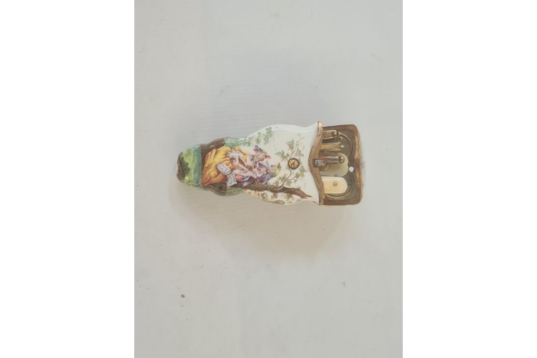 18th century French enamel etui of shaped form decorated with musicians in a garden setting, with - Image 2 of 25