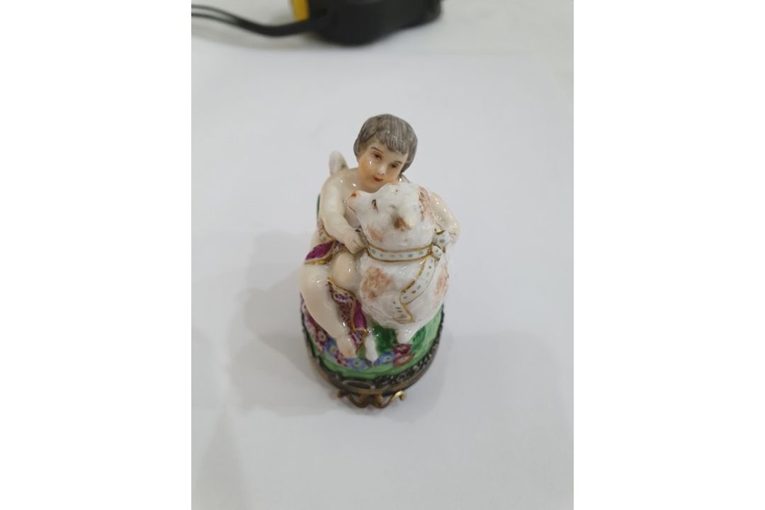19th century French porcelain figural bonbonniere in Chelsea style modelled with cupid and a - Image 6 of 19
