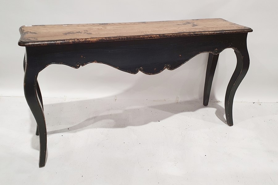 20th century hall table with oak top, painted base, on cabriole legs, all in the French shabby