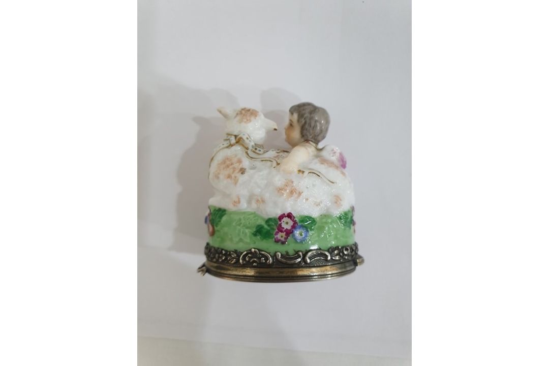 19th century French porcelain figural bonbonniere in Chelsea style modelled with cupid and a - Image 9 of 19