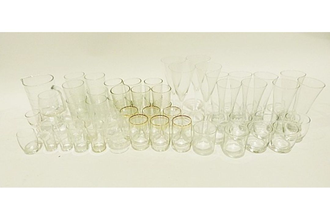 Box of assorted drinking glasses, a wooden crate and other items (4) - Image 2 of 3
