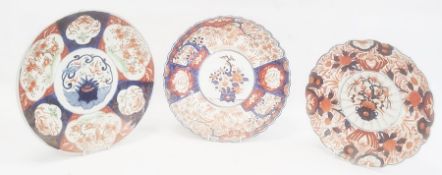 Japanese Imari plate with wavy rim decorated with a central roundel of a vase of flowers